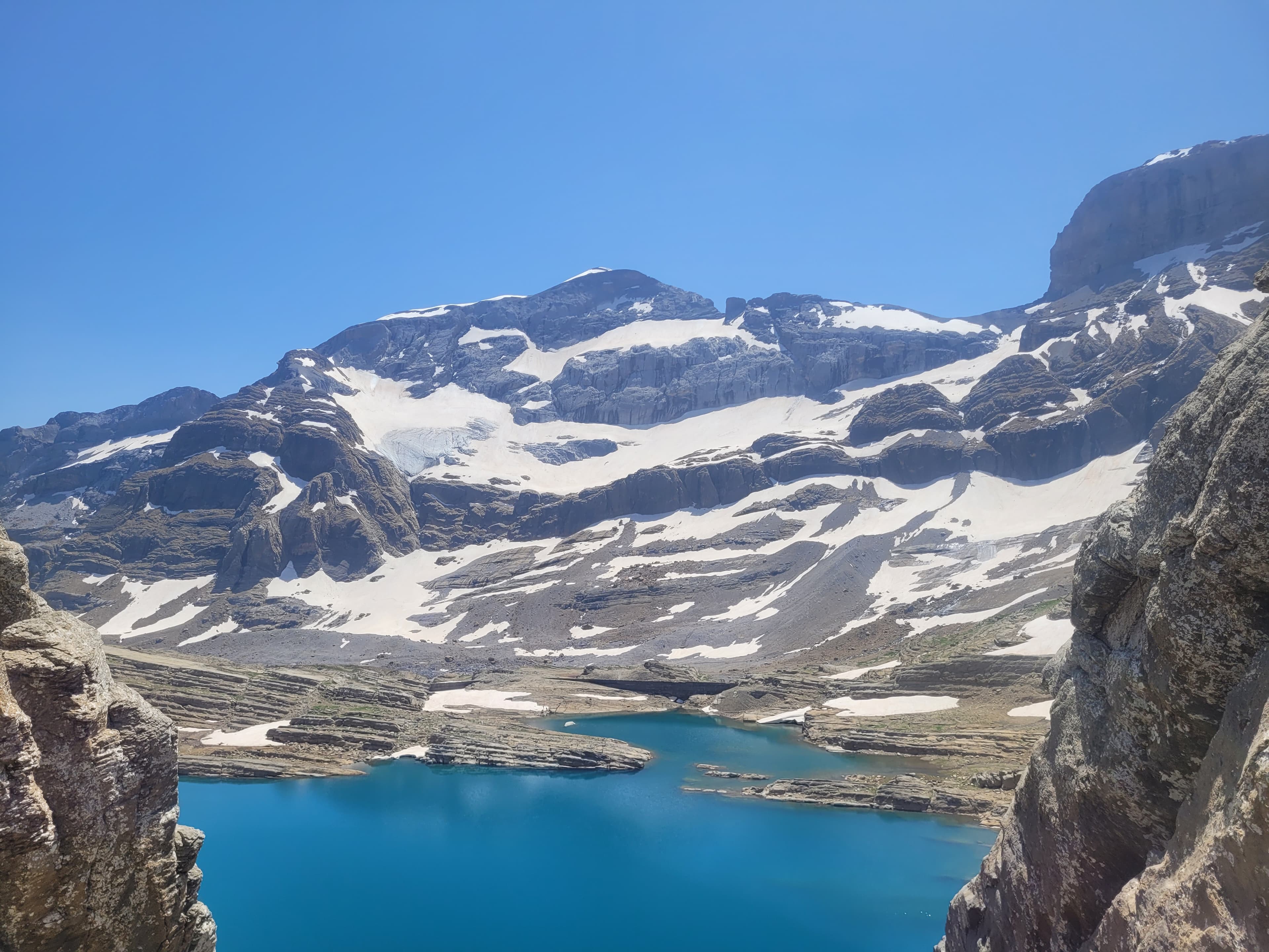 Descenso del Monte Perdido bajo un gran cielo azul