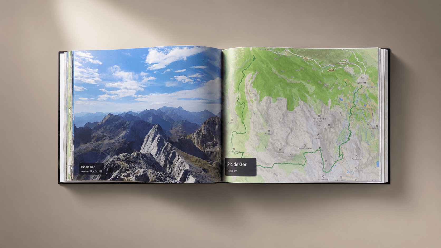 Un vrai livre AdvenBook ouvert sur une double-page carte et panorama