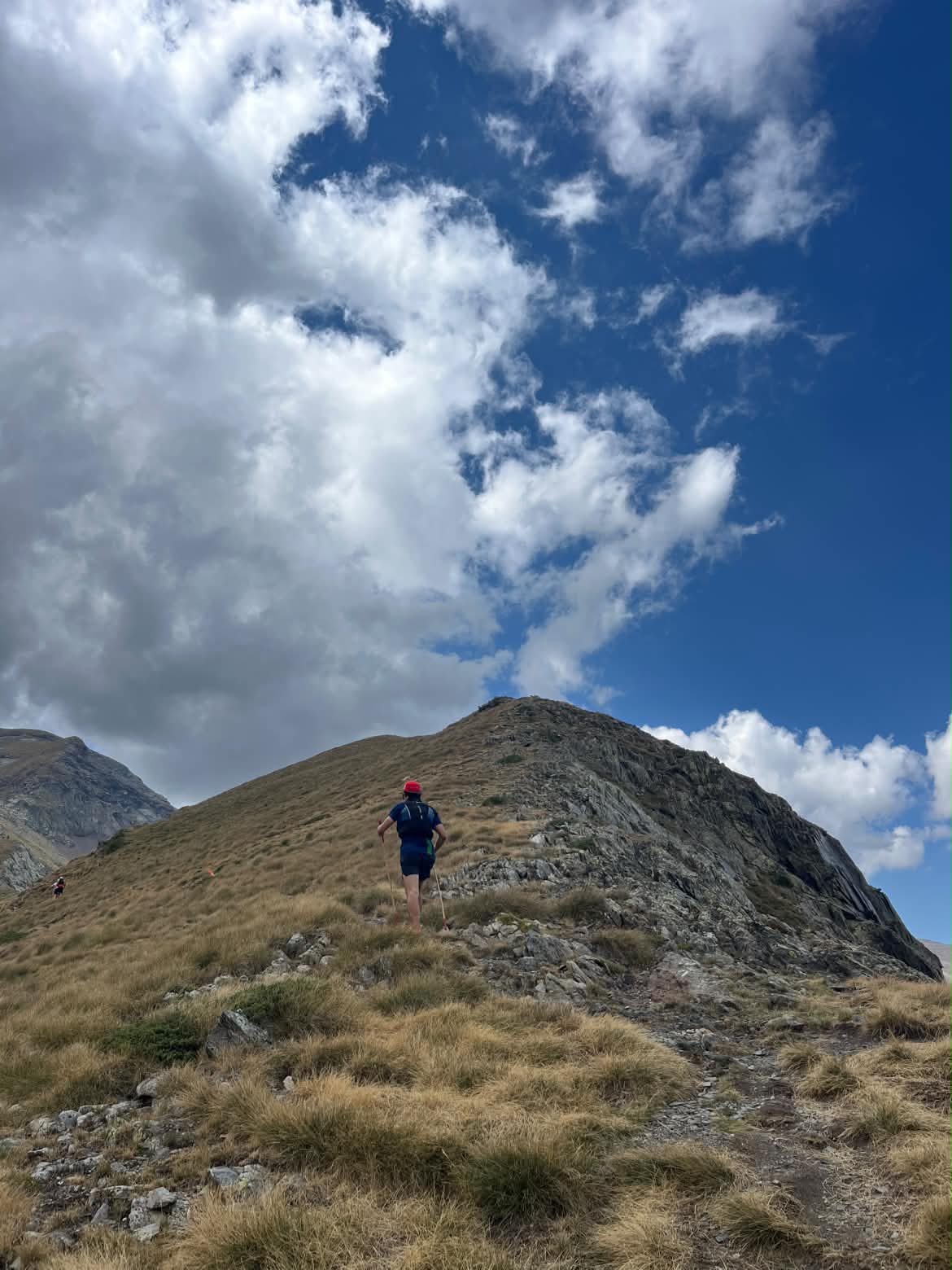 Felsige Bergpfade und raue Grate auf dem Tour de la Géla